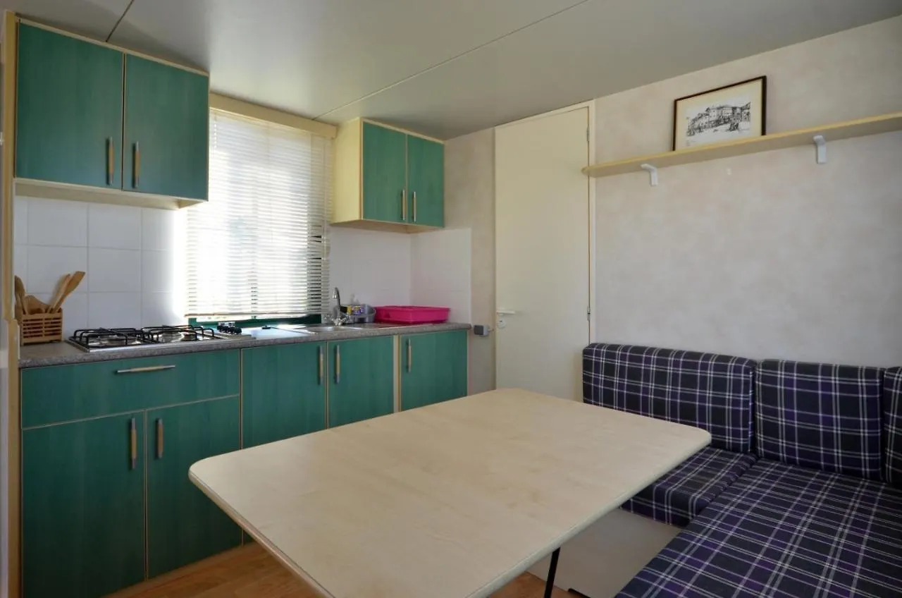 *** بيت ضيافة روفينج Flores Mobile Homes كرواتيا